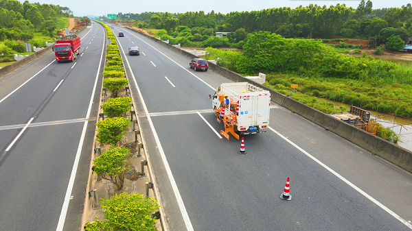 凯发K8国际：改扩筑领受“边通车、边施工”的形式